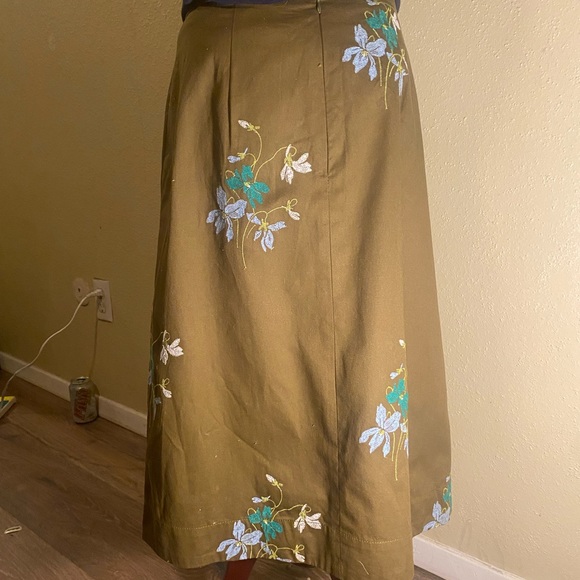 Ann Taylor - Picture 5 of 7